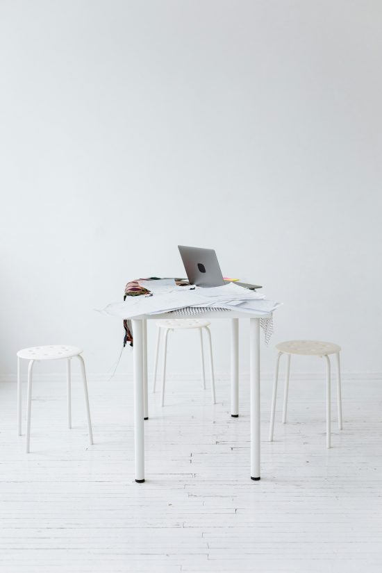 🖥️✨ Cuando el espacio importa: cómo elegir la mesa perfecta para un PC en espacios pequeños